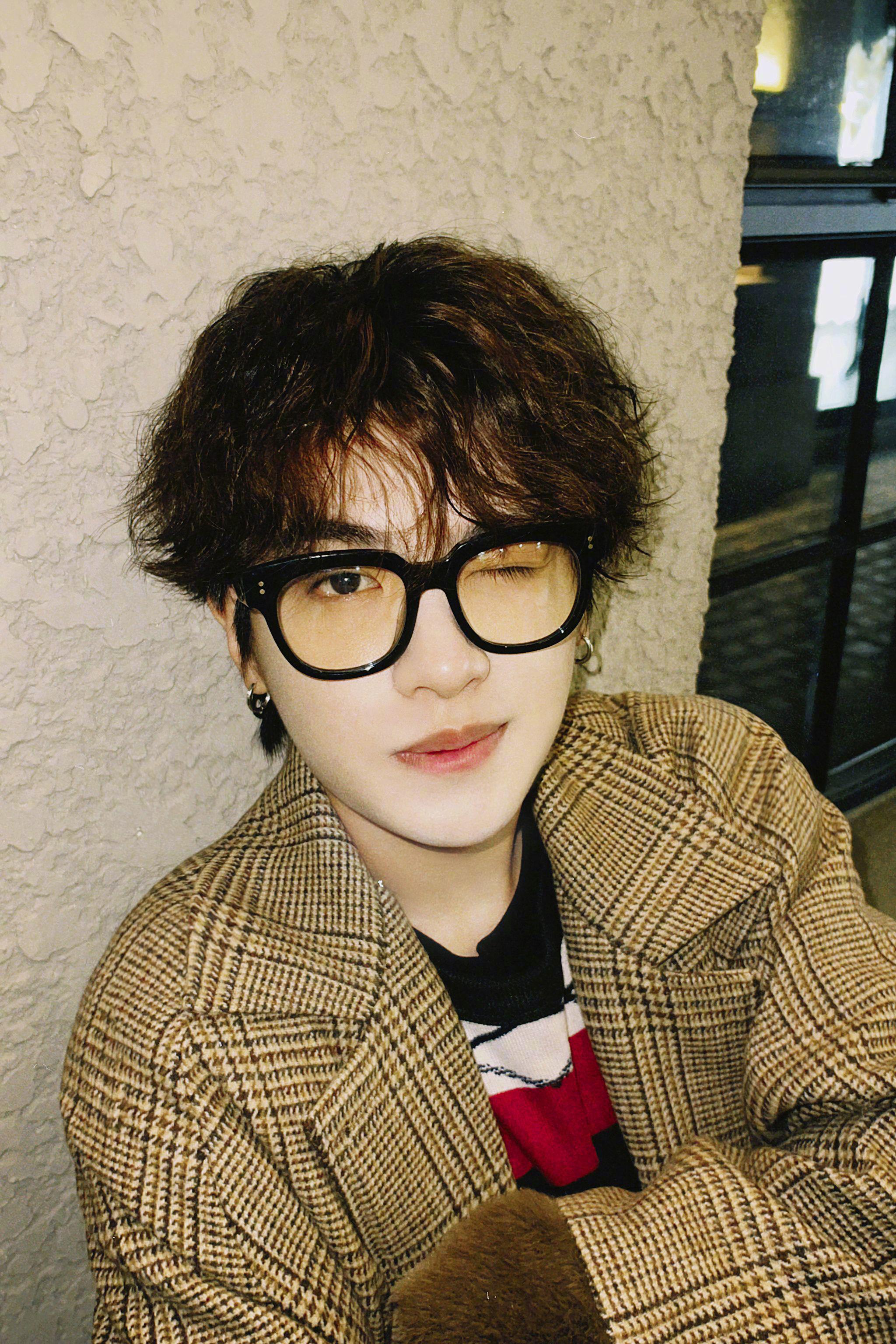 黄明昊晚秋六宫格随拍 短发羊毛卷好可爱噢!