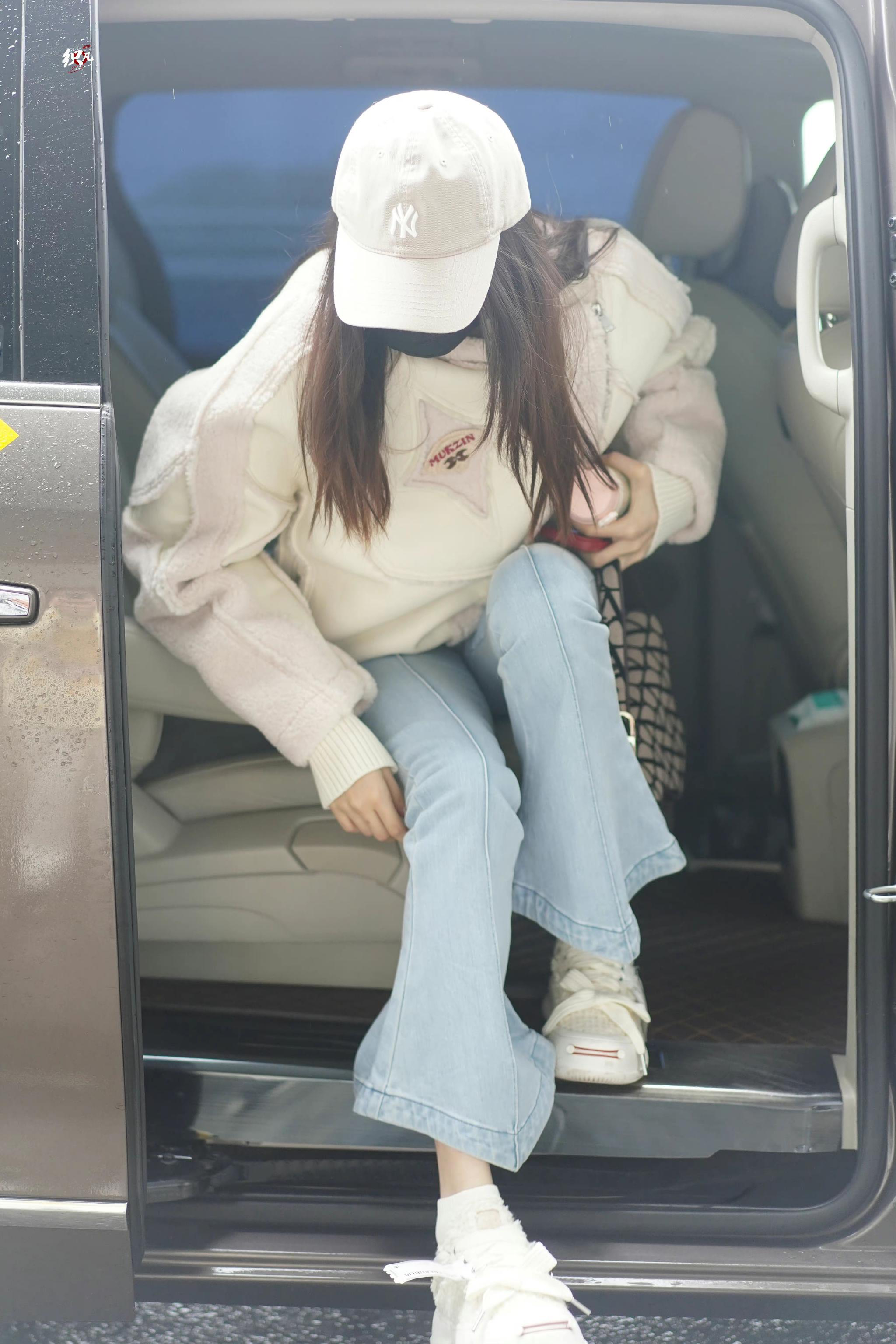 张艺凡今日机场饭拍96 白色棒球帽 白色棉服 蓝色牛仔裤……|张艺凡