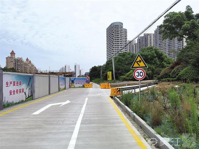 江陵路新添右转仲英大道专用道