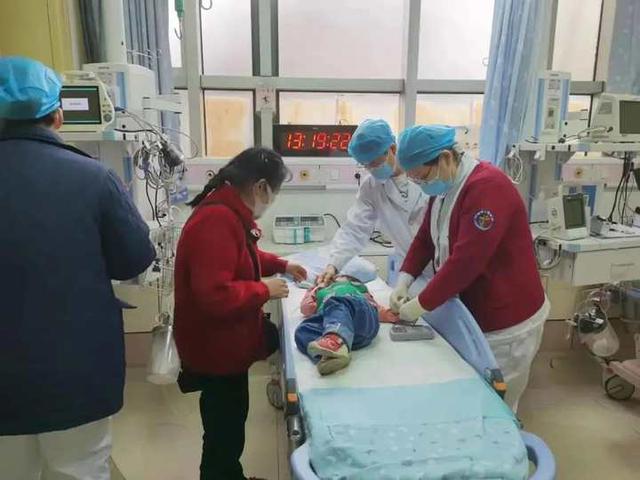 一岁半孩子抽搐倒地，杭州这位护士抱起孩子直冲抢救室，跑得比亲妈还快休闲区蓝鸢梦想 - Www.slyday.coM