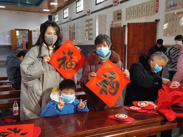 支持女性力量，花西子联合浙江省妇女儿童基会为杨家村留守妈妈化中国妆