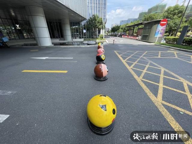 杭州街头的隔离墩都会卖萌了?叮当猫、皮卡丘、愤怒的小鸟……原来是他们画的休闲区蓝鸢梦想 - Www.slyday.coM 杭州街头的隔离墩都会卖萌了?叮当猫、皮卡丘、愤怒的小鸟……原来是他们画的休闲区蓝鸢梦想 - Www.slyday.coM