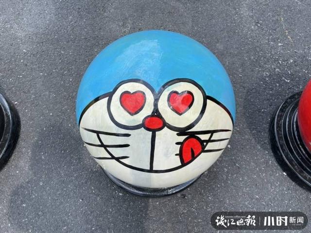 杭州街头的隔离墩都会卖萌了?叮当猫、皮卡丘、愤怒的小鸟……原来是他们画的休闲区蓝鸢梦想 - Www.slyday.coM 杭州街头的隔离墩都会卖萌了?叮当猫、皮卡丘、愤怒的小鸟……原来是他们画的休闲区蓝鸢梦想 - Www.slyday.coM