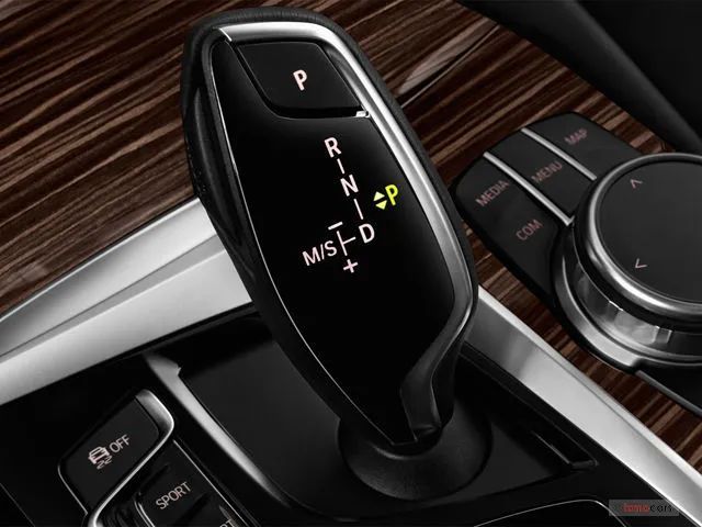 宝马电子档杆演变史拨片档杆开始取代大鸡腿档杆了