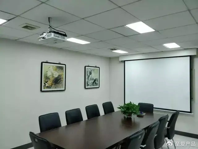 传统办公投影价格高,移动不便,相对来说中小会议室用便携投影就非常