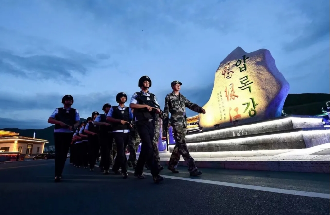 以公安机关为主体,军警部队为配合,建立常态化公安武警联勤武装巡逻