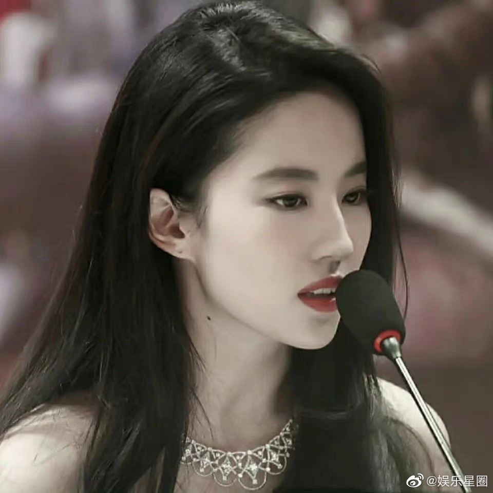 哈哈头像换不过来啦 我发现刘亦菲的耳朵也很好看