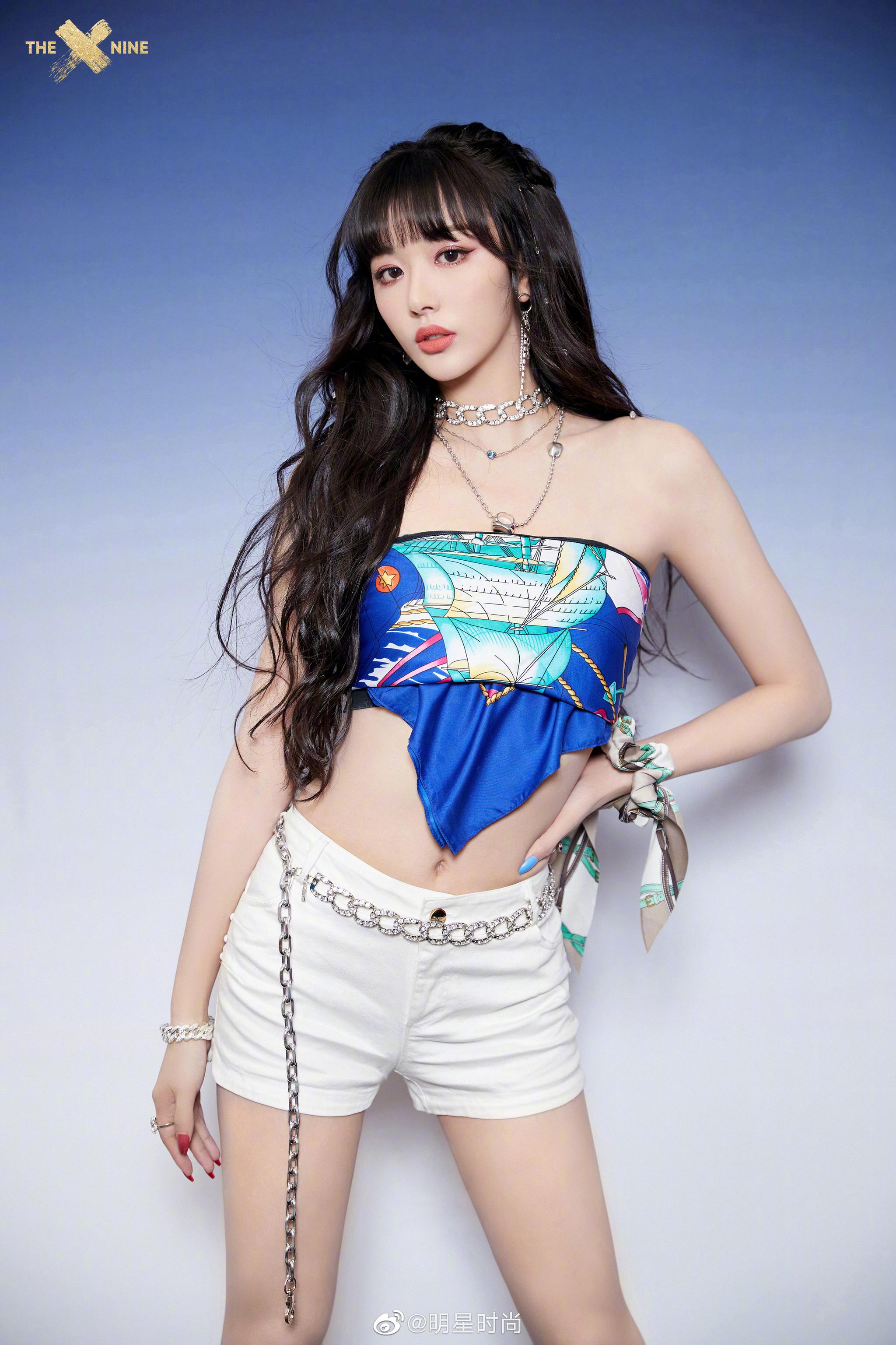 孔雪儿最新造型,蓝色印花丝巾抹胸搭配白色热裤,性感又撩人