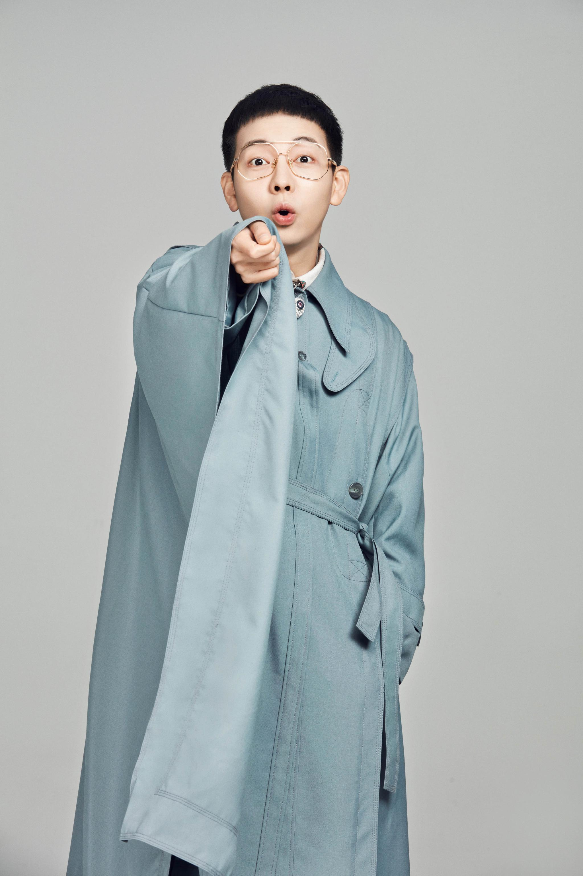 释出,时而搞怪可爱,变身魔法师;时而正经严肃…………|胡夏_新浪新闻