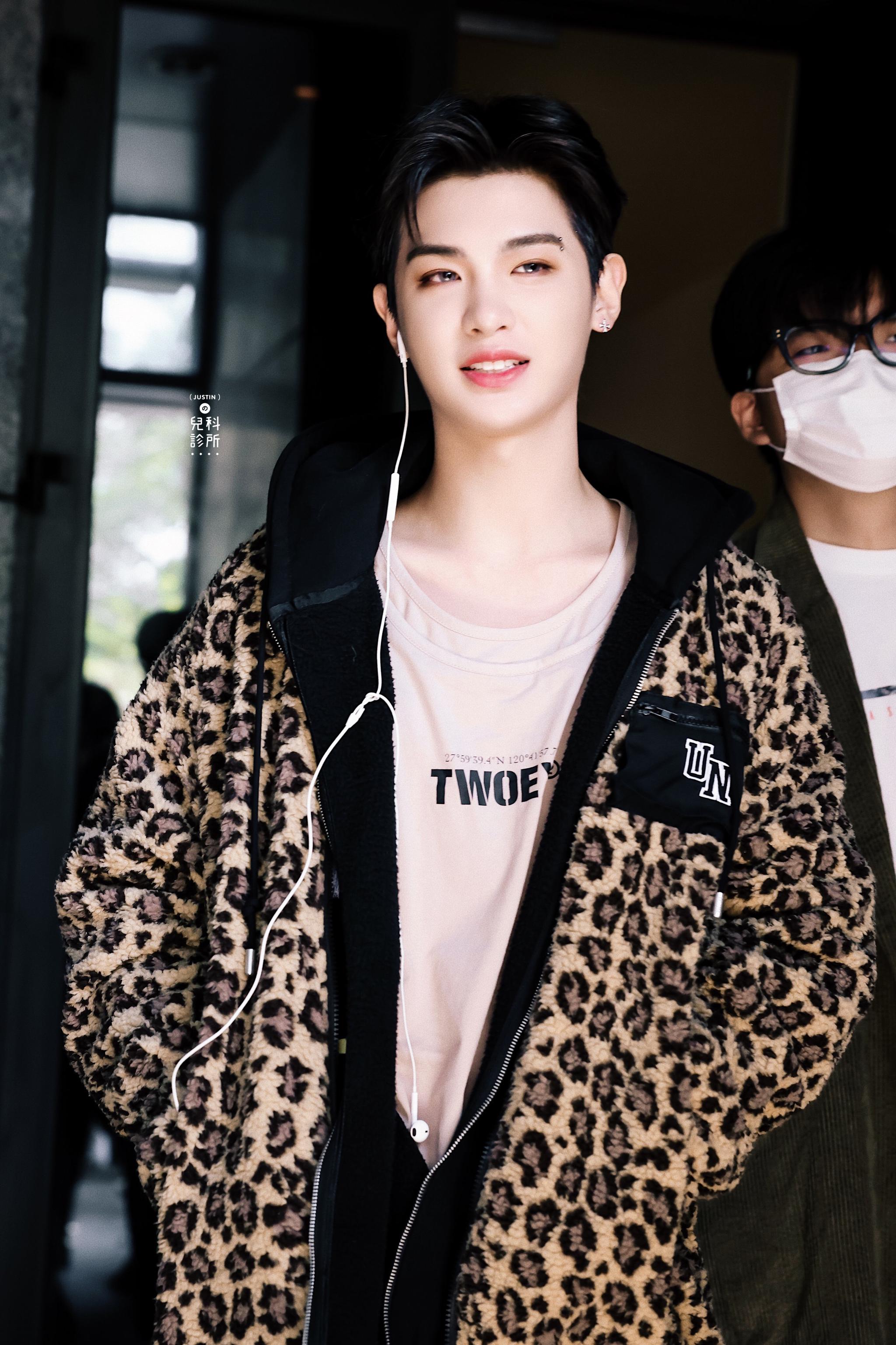 黄明昊密室大逃脱上班饭拍～ 眼睛亮晶晶的小贾太帅了!