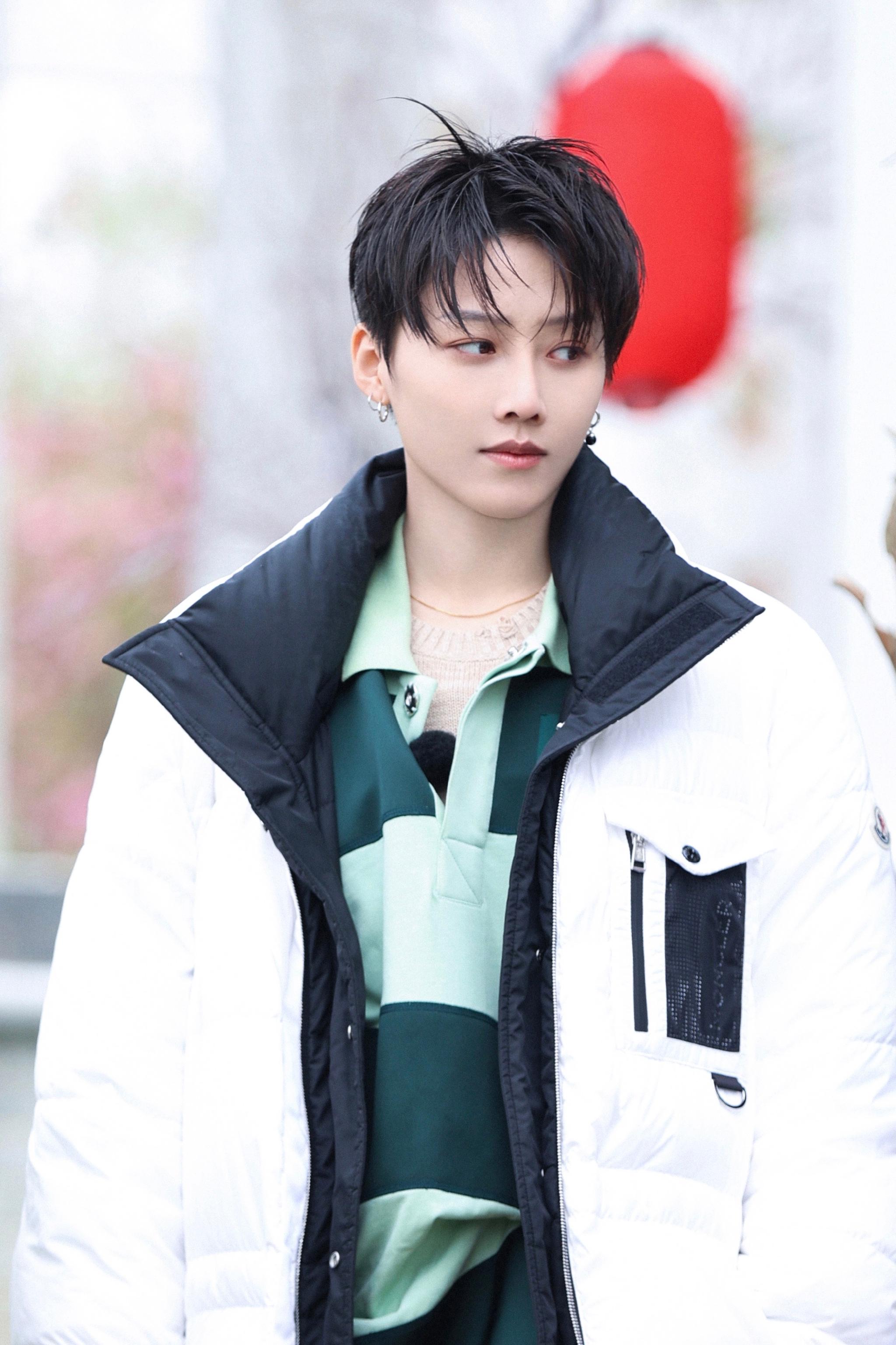 刘雨昕追星星的人造型图 坐上心爱的小火车……|刘雨昕_新浪新闻