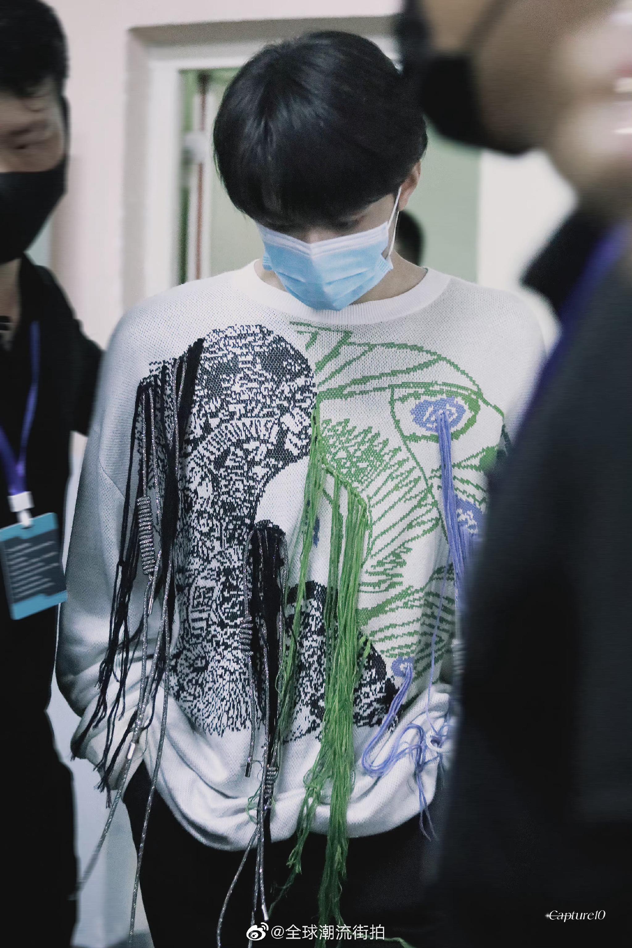 刘耀文最新街拍私服更新身着设计感十足的流苏线条毛衣