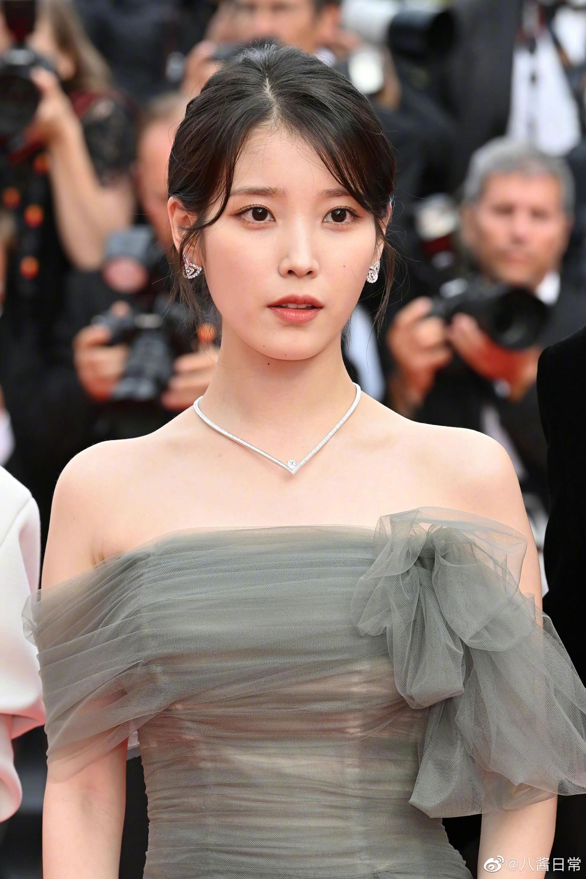 iu李知恩亮相新片掮客戛纳首映红毯