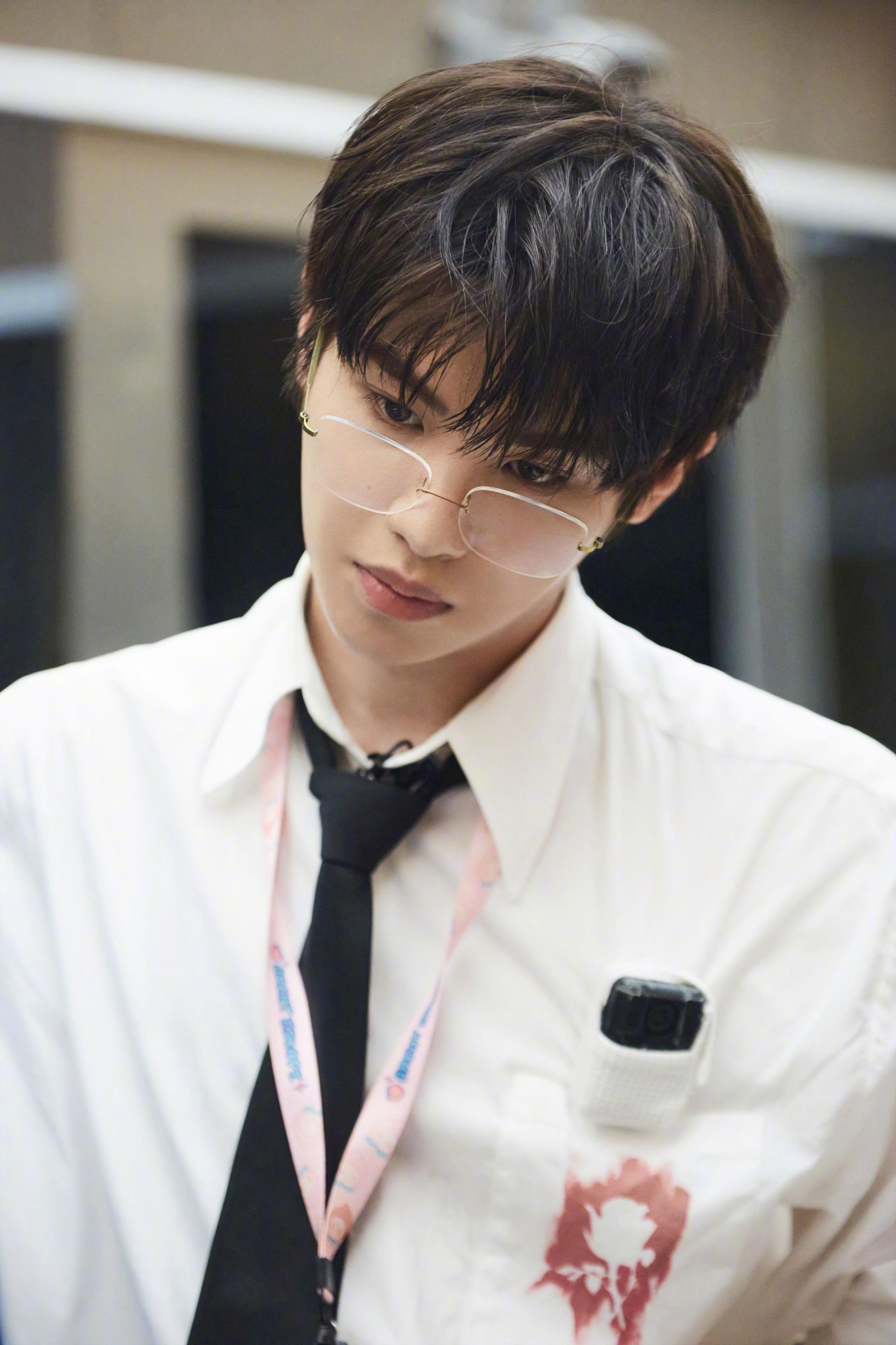 黄明昊密逃最新剧照曝光,白衬衫黑领带戴眼镜……__财经头条