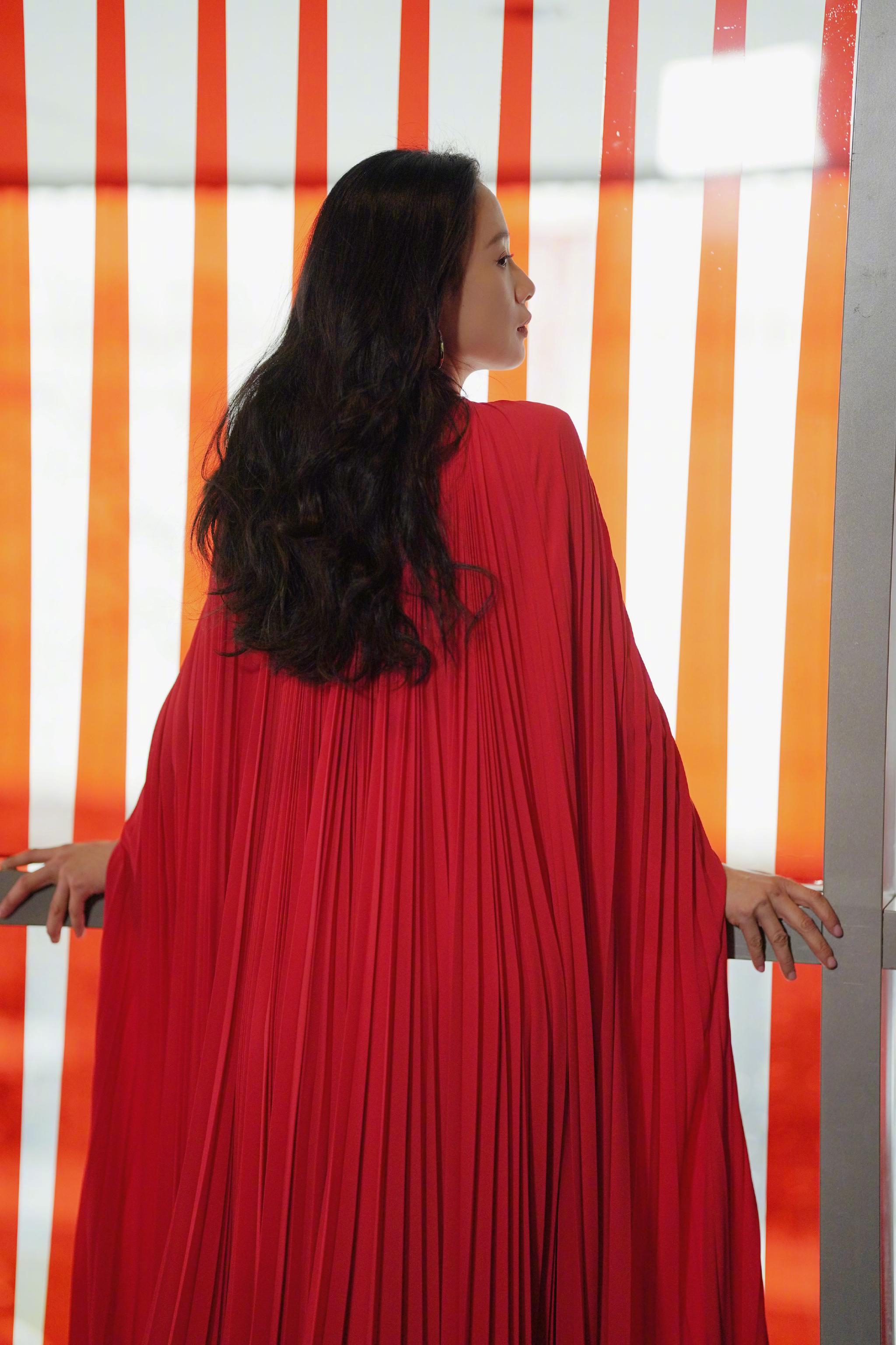 李梦在《雪云》柏林电影节首映日的另一套造型