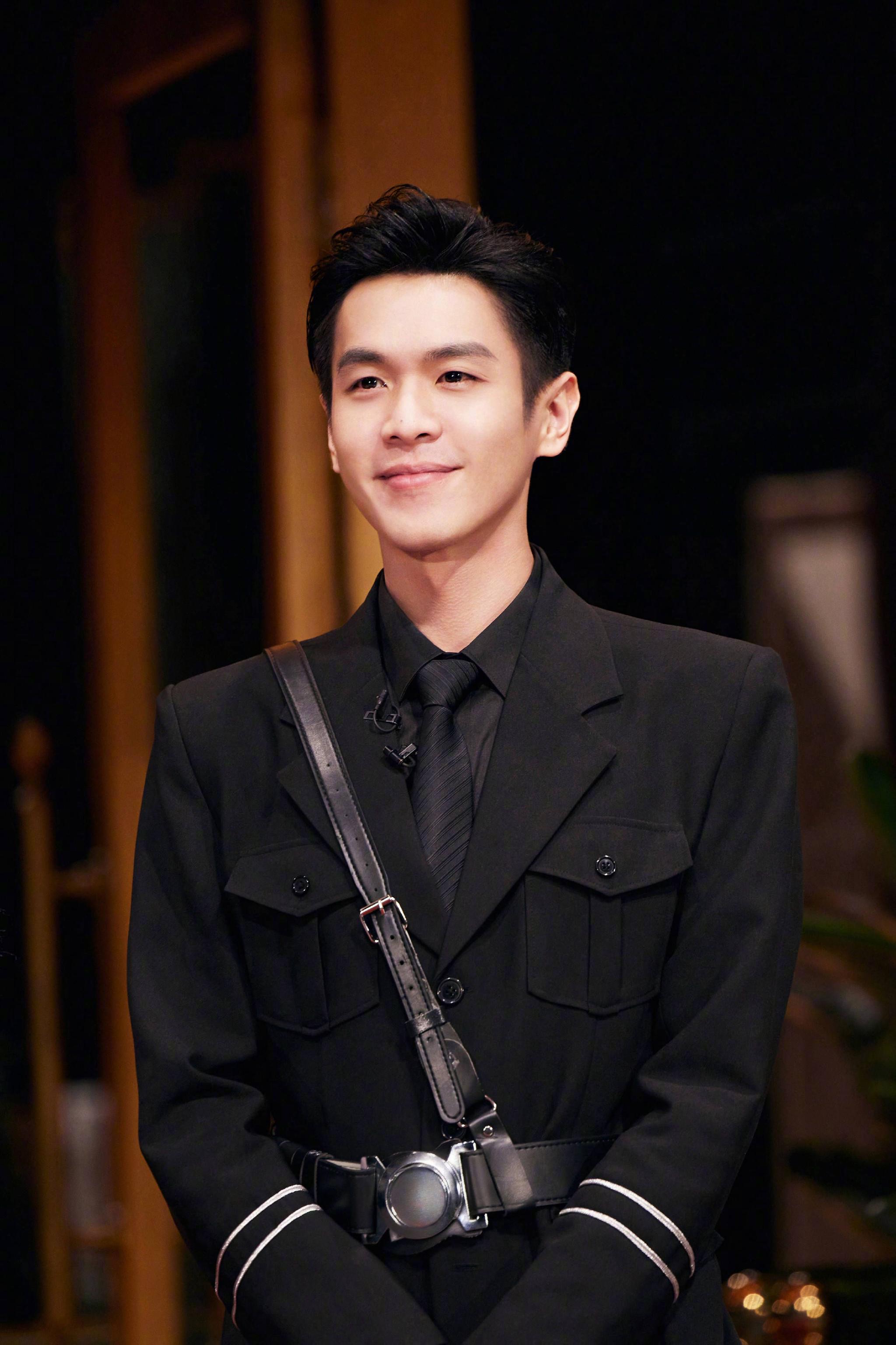 张若昀大侦探新一期剧照,大衣皮靴造型好帅啊!