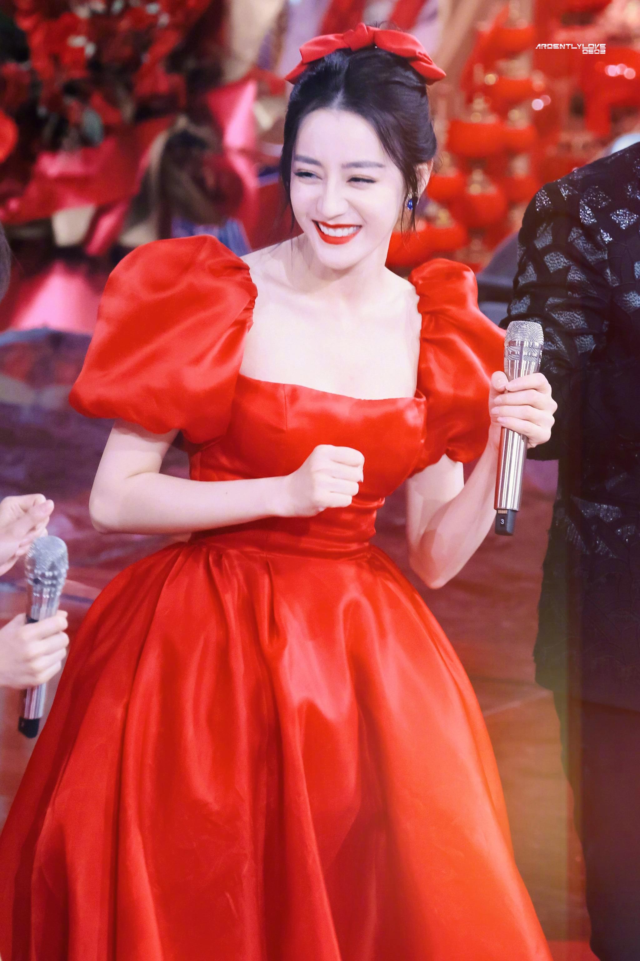 迪丽热巴这身红裙算得上新年最有年味儿的造型了吧