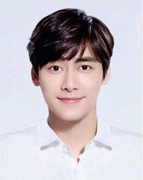 明星高颜值证件照:景甜靠细眉出圈,肖战剑眉星目,李易峰像校草