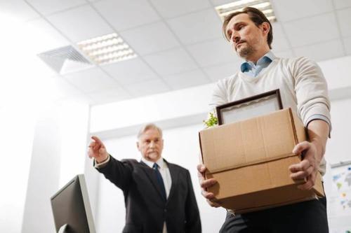 老板娘看员工上班清闲直接开除老板得知后骂老板娘蠢