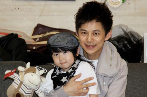 而有人拍到的何炅带着他的儿子的照片,实际上传闻中的儿子是何炅的