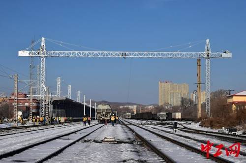 佳鹤铁路鹤岗站灯桥组立完成