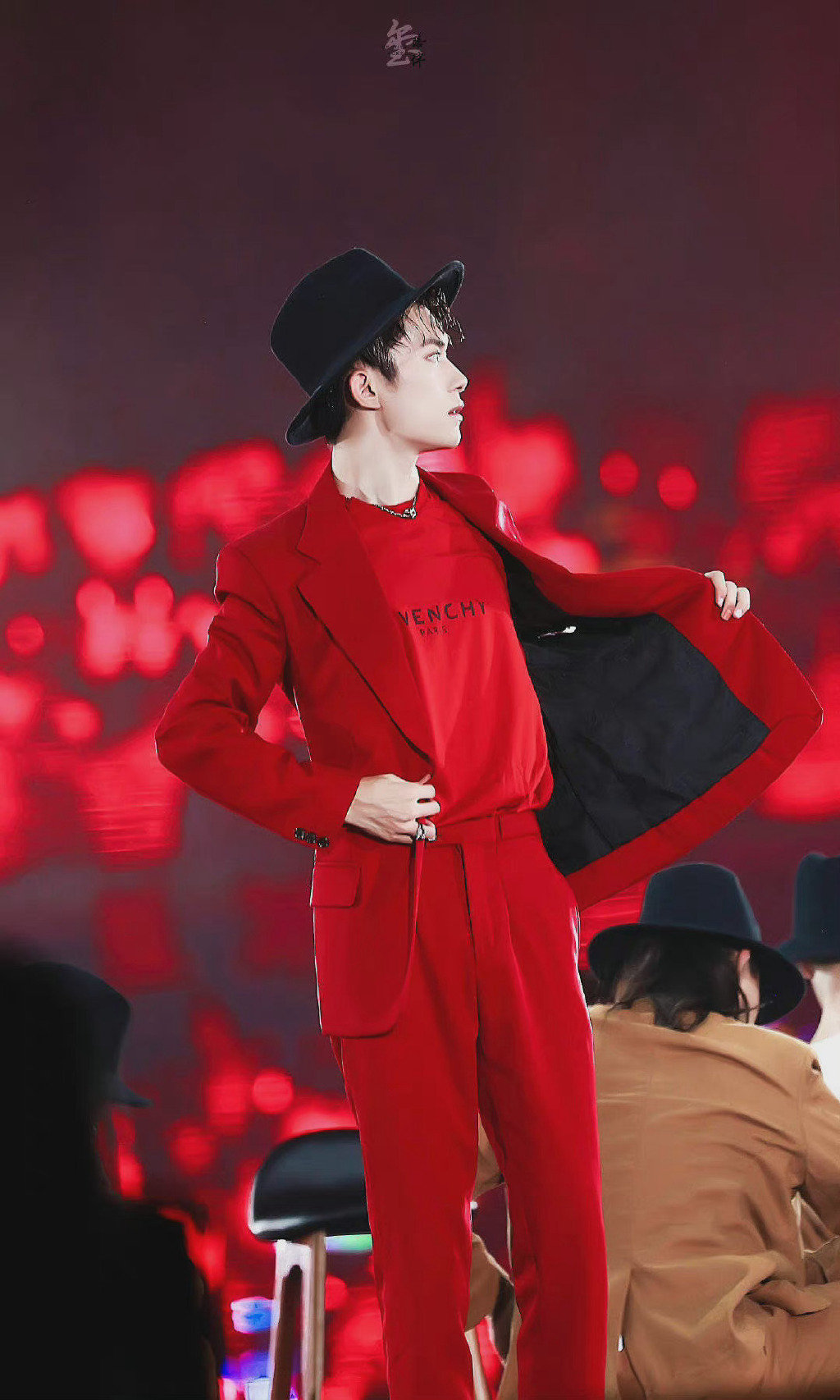 喜气洋洋的样子谁不喜欢,况且红色是易烊千玺的应援色呢~__财经头条