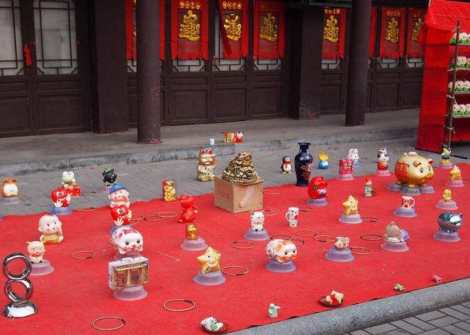 男子地摊套中小狗娃娃,狗鼻子却是摄像头!|摄像头|信息|安徽_新浪新闻