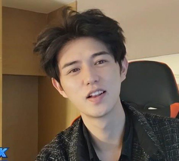 童锦程去三亚旅游,被小姐姐熊抱撒娇求买冲浪服,桃