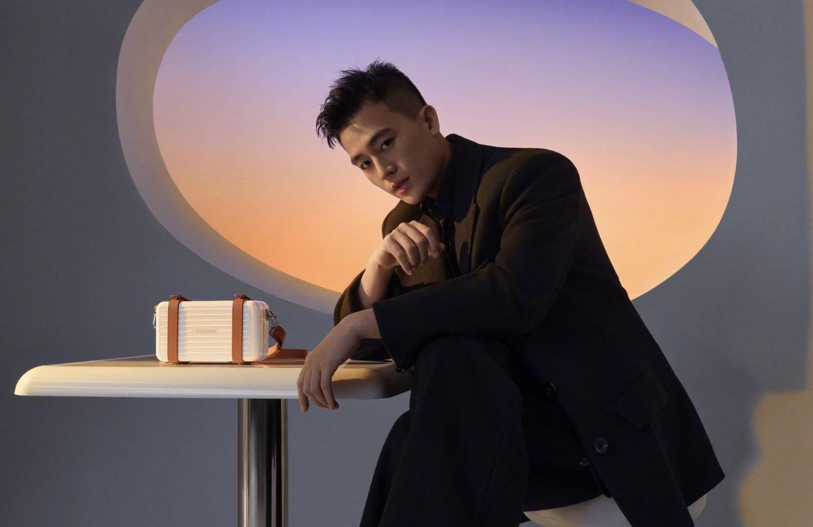 曾和马思纯谈恋爱,今穿棉衣拿烟花跨年,少年的笑容太憨了|欧豪|马思纯