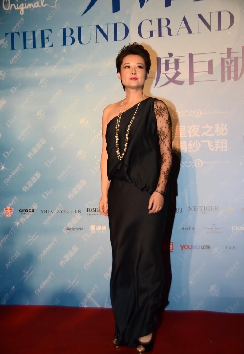 袁立穿衣挺高调的缎面粉裙挺显身材穿得大方看得出气势挺足