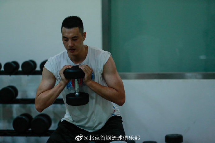 全员健身房练力量,@jeremylin林书豪 这肌肉可以的!