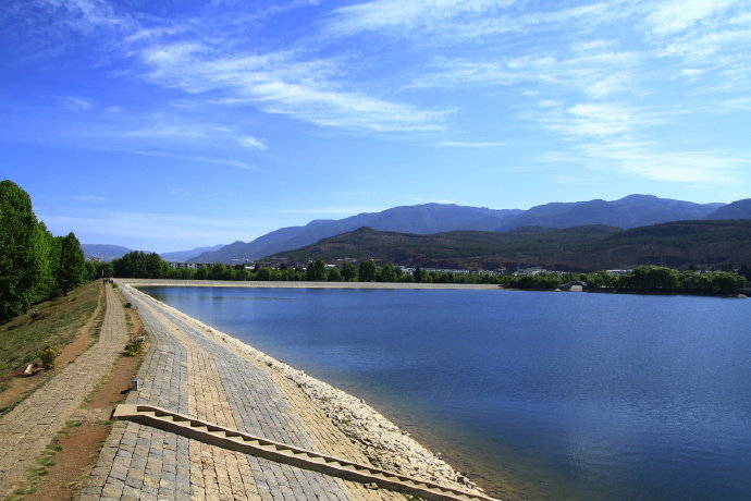 丽江清溪水库位于丽江市北郊水源来自玉龙雪山和拉市海