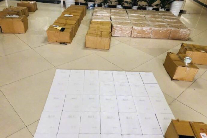 民警在他家中还搜出41箱写真集 民警在他家中还搜出41箱写真集