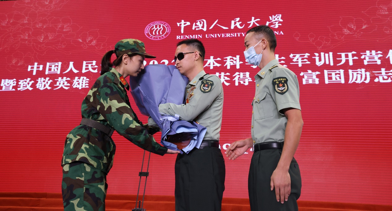 中国人民大学2022级本科学生军训开营仪式暨“八一勋章”获得者杜富国励志分享会举行休闲区蓝鸢梦想 - Www.slyday.coM