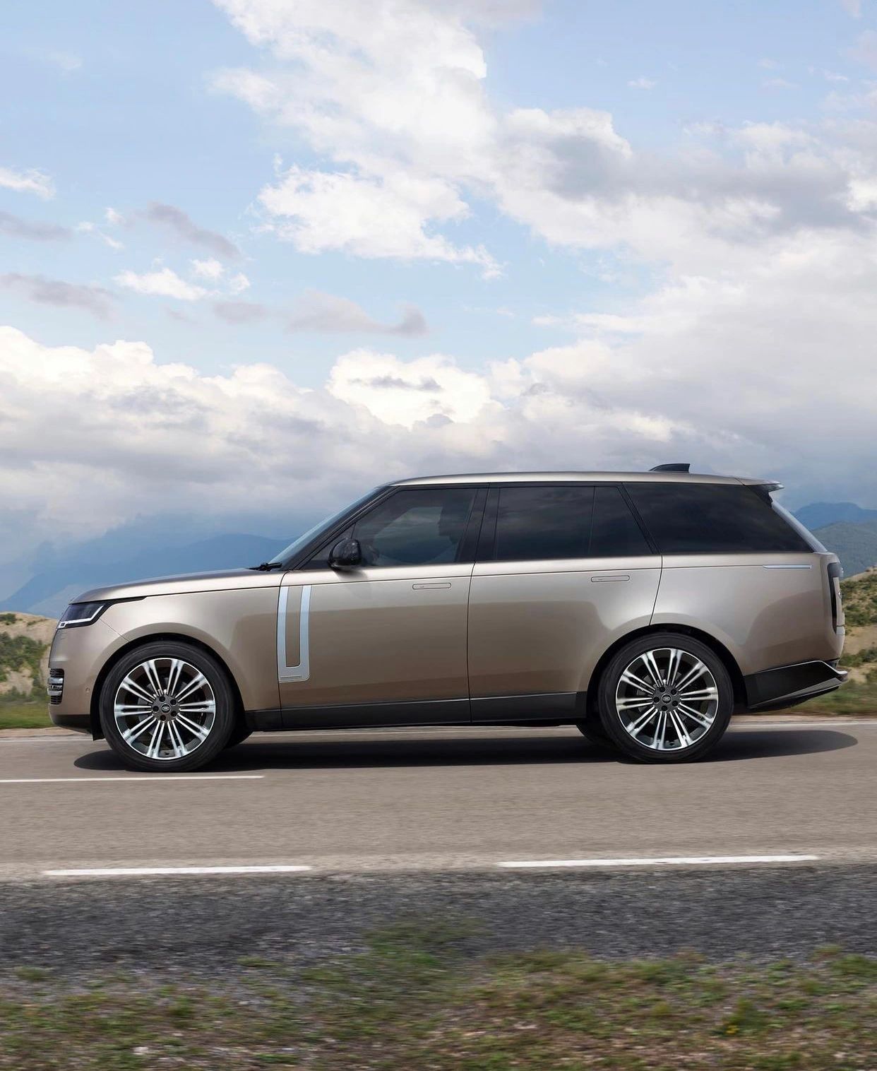 新款路虎大揽胜,说不出哪里不对,但就是看着觉得怪异