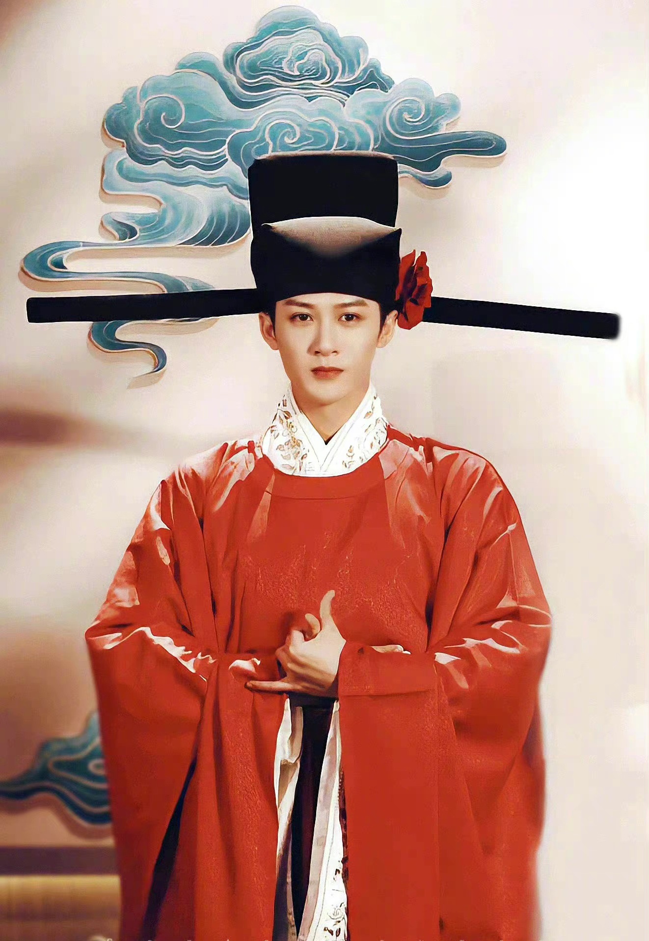 他们把红色官服穿出了少年的意气风发__财经头条