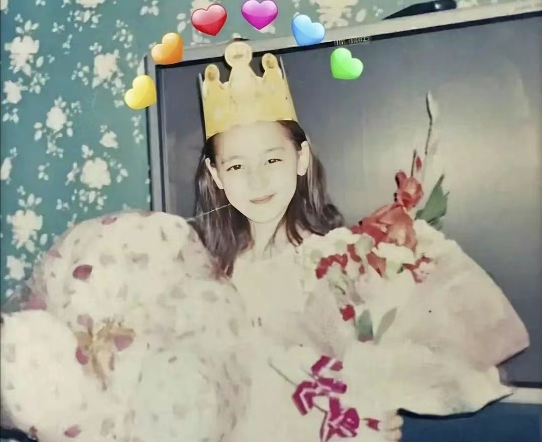 迪丽热巴晒童年照祝大家六一快乐