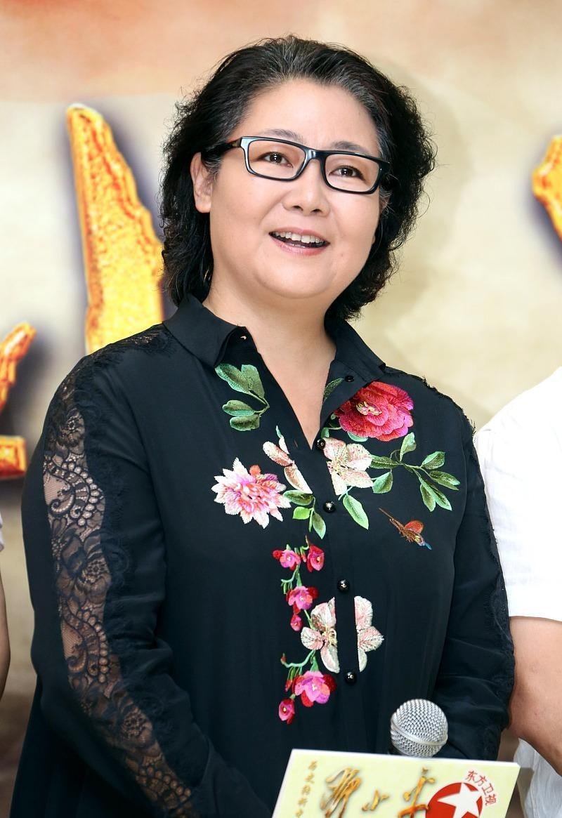 50岁微胖女人如何不扮嫩从容老去萨日娜的穿搭指南值得借鉴