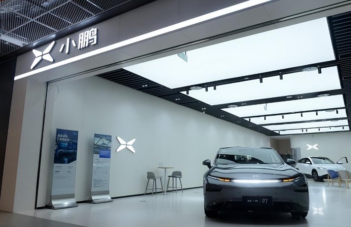 一年亏损100多亿元,何小鹏何以对抗余承东?-新浪汽车