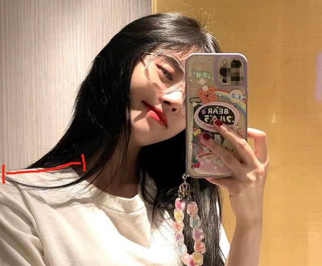 鞠婧祎肩膀一下子就有了直角肩内味了,说真心话,鞠婧祎这自拍姿势值得