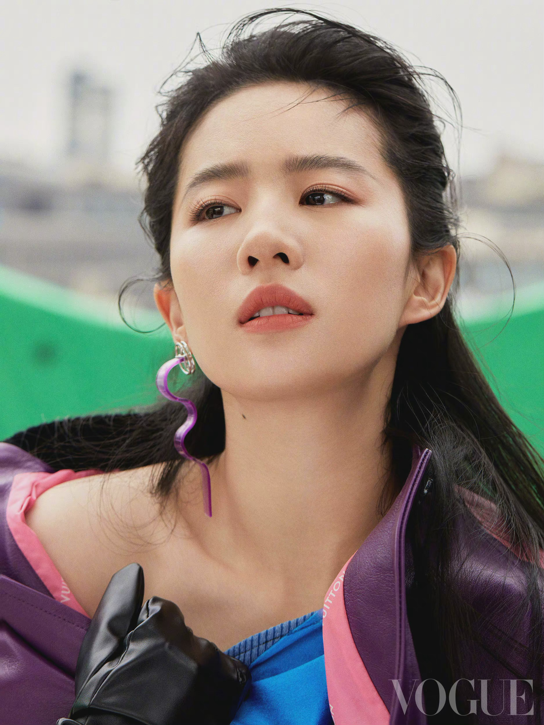 刘亦菲二登vogue封面!紫色眼线也轻松hold住 又酷又飒!