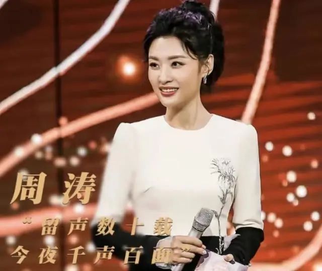 主持人周涛在高铁站低调排队!满脸胶原蛋白似少女,看着不像54岁|姚科|周涛|路云_新浪新闻