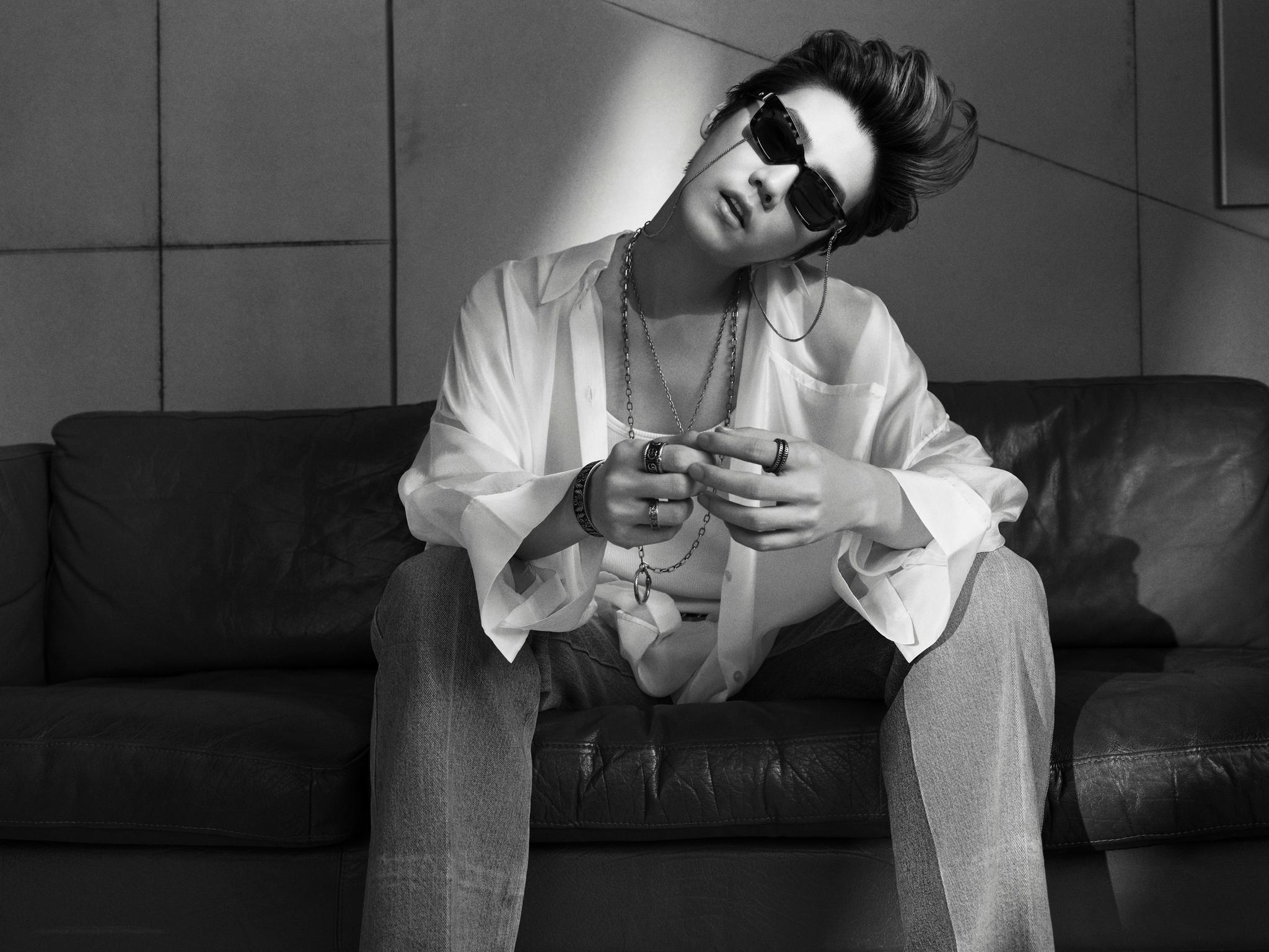 鹿晗费加罗杂志最新大片锁骨喉结,眼神侧颜,豹纹墨镜…鹿哥简直a_高清