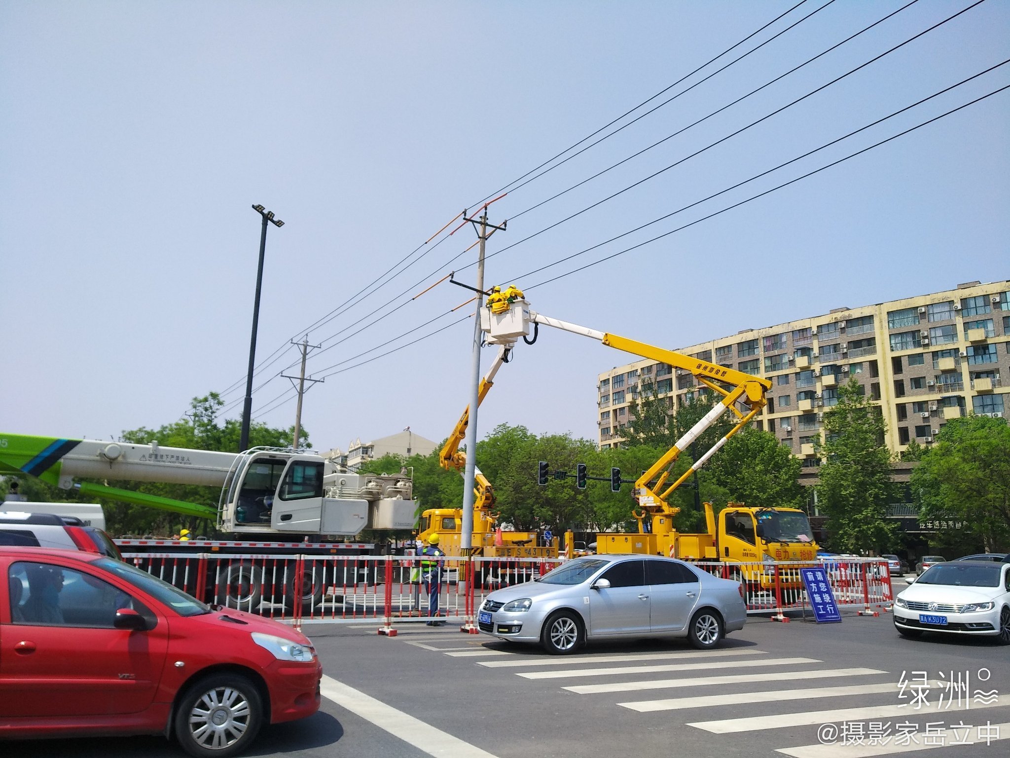 河北邢台市区首次带电更撤电线杆