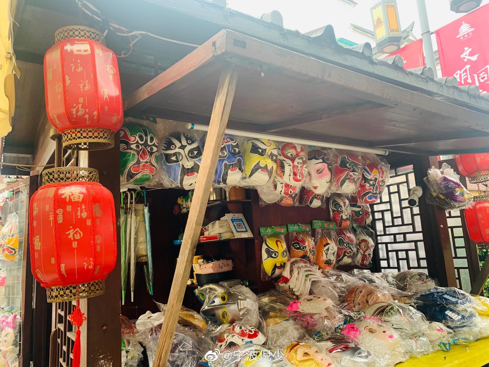 投稿宁波鼓楼沿上有着许许多多的小摊位
