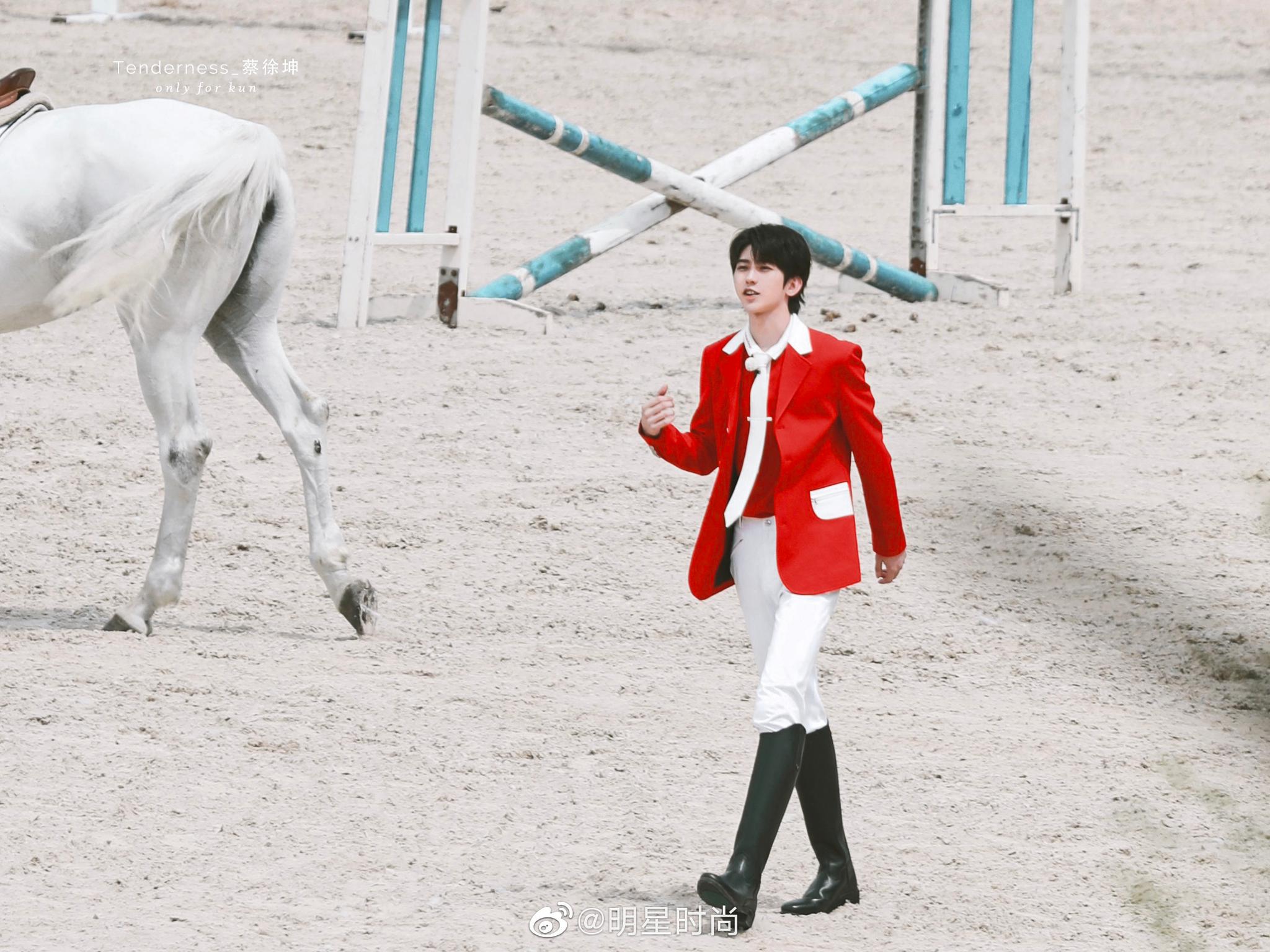 蔡徐坤最新造型骑士坤上线他身着红白旗马术服搭配长靴