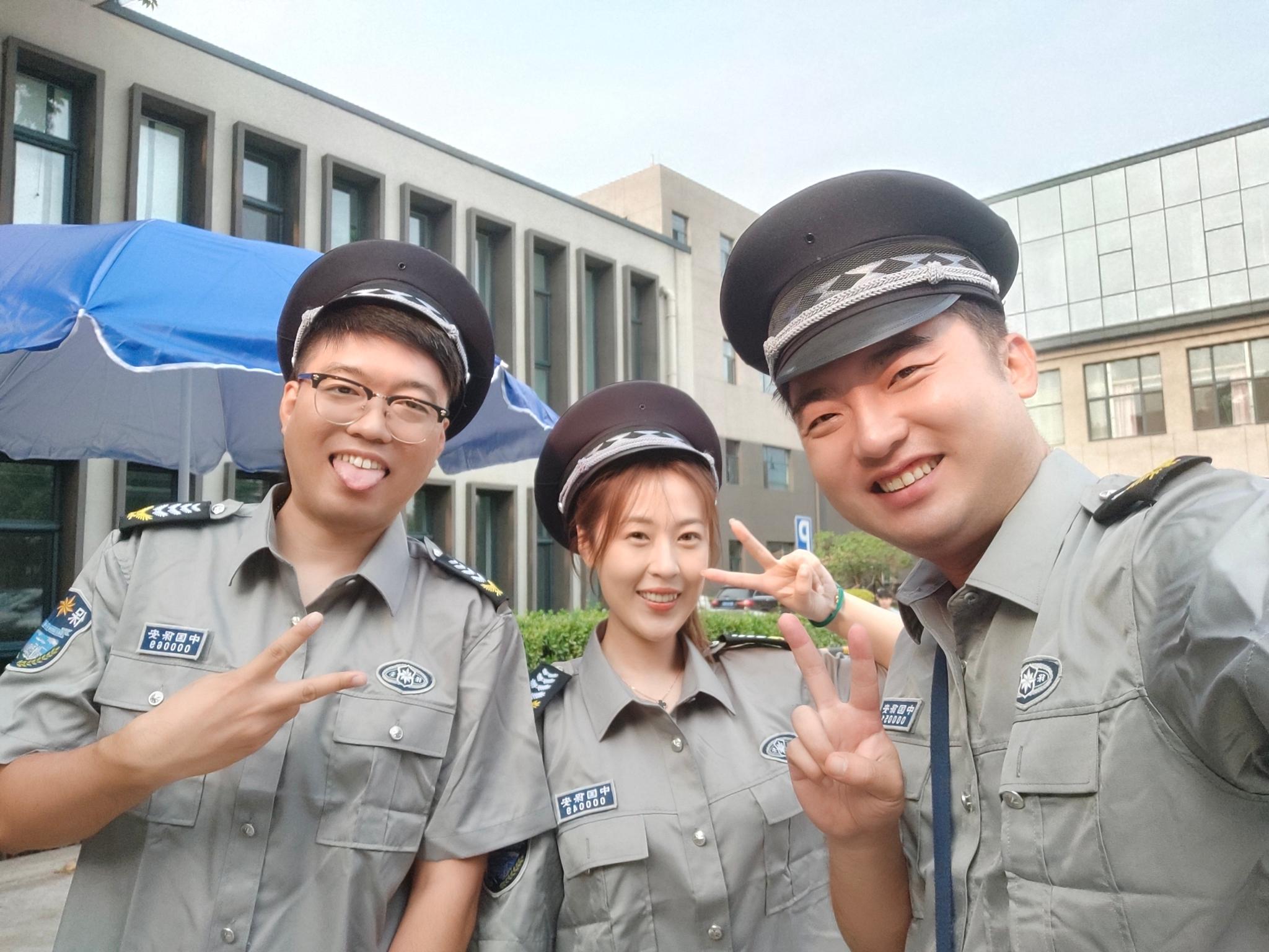 保安三兄弟再次上岗!这次升级成了保安三兄妹:@李宥儜