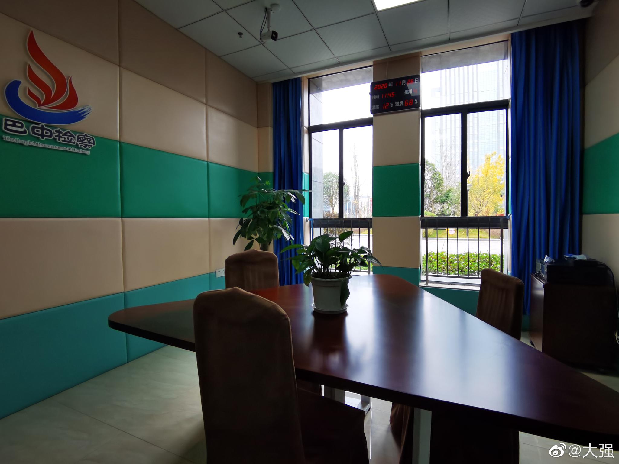 在巴中市人民检察院未检工作区的询问室里看见了一个三角形的桌子