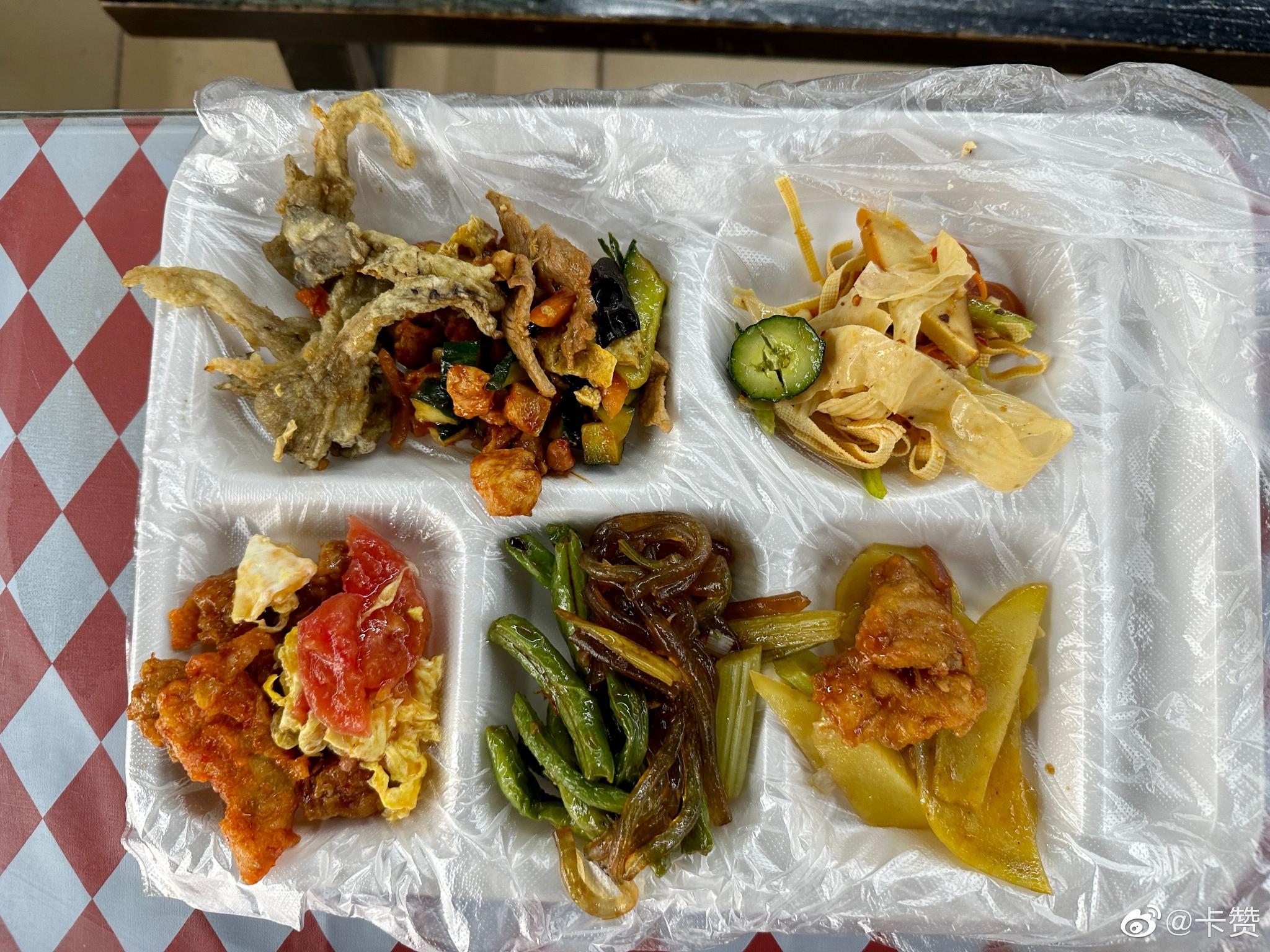 话说,中午这东北盒饭自助,不错哈 随便打菜,28.8元/位……|盒饭_新浪新闻