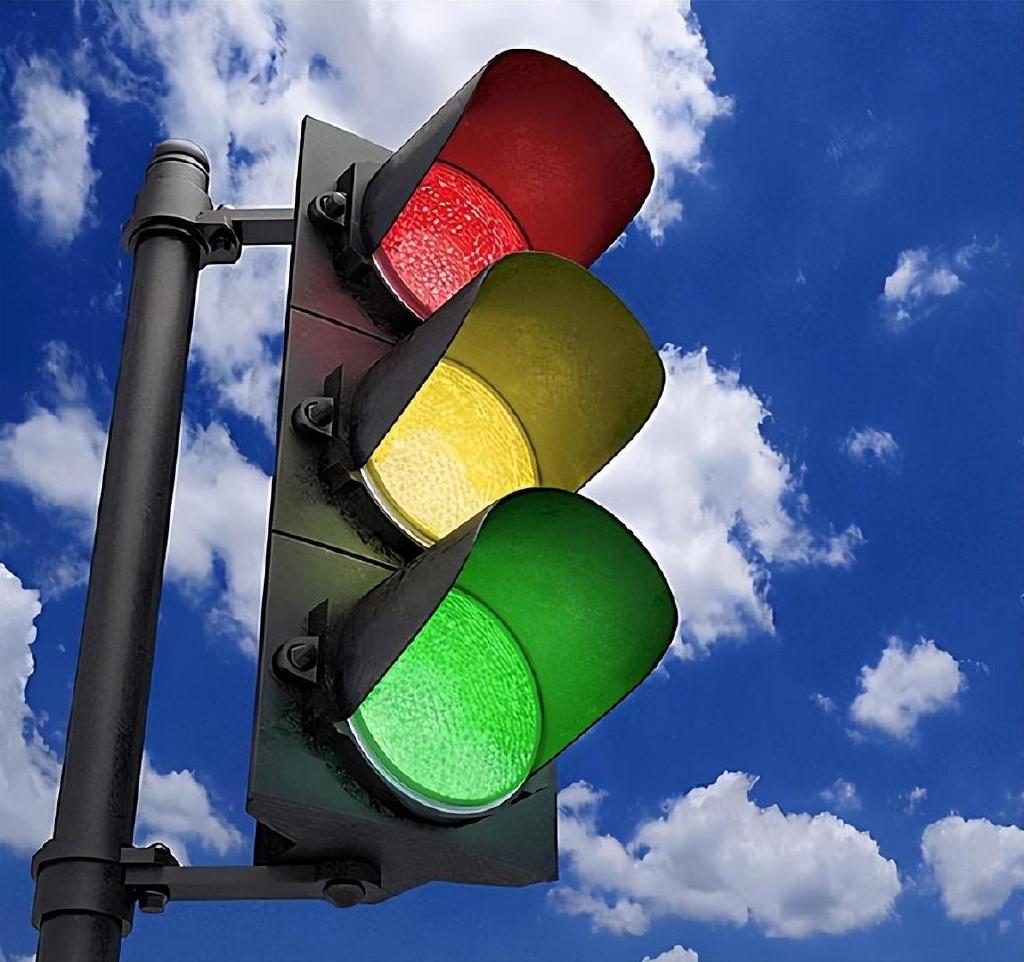 新版红绿灯被骂上热搜,取消读秒争议最大,全网一致呼吁立即废除__财经